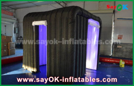 A cabine da propaganda indica duas portas pretas personaliza a cabine inflável da foto do evento com Rgb conduziu a iluminação