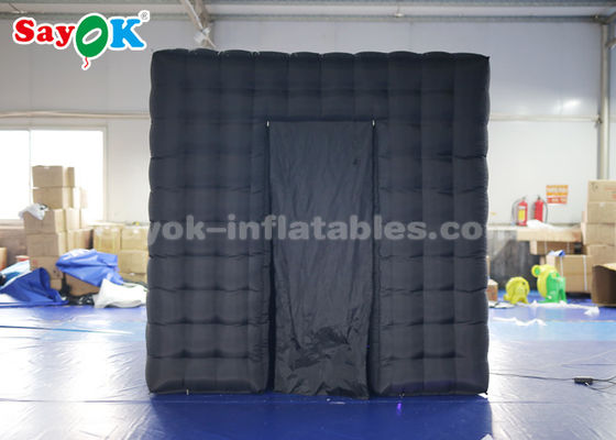A cabine do evento indica duas portas pretas cuba a cabine inflável da foto com o ventilador de ar atrativo