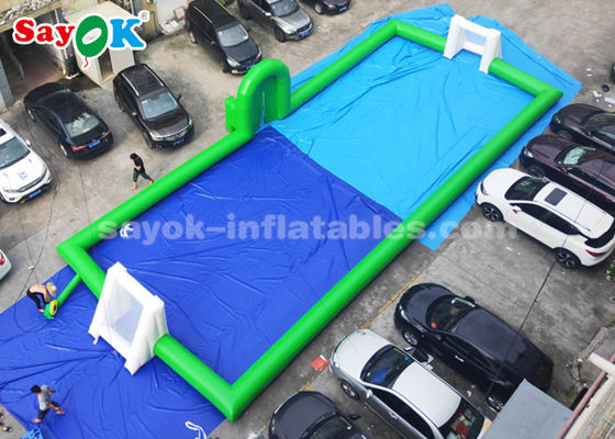 Campo de futebol inflável comercial inflável 20*8m do PVC da cor verde de jogo de futebol 2 anos de garantia